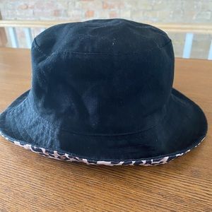 Reversible black and leopard bucket hat